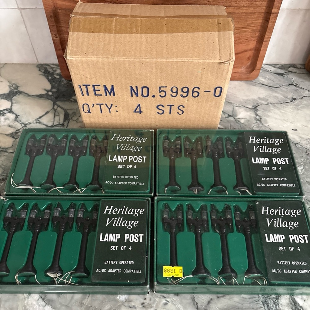 Department 56 Heritage Village Lamp Post 4 Boxes